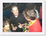Tras la cena, unas birras en comunidad