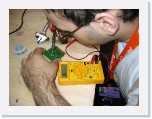 Agradecimos mucho tener este espacio para trastear con el soldador (soldando una EPROM para la GX4000)