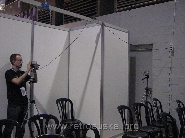 RetroEuskal08_en_Lleida_lan_Party 001.jpg - [es]Preparando las cámaras
[en]Preparing the cameras