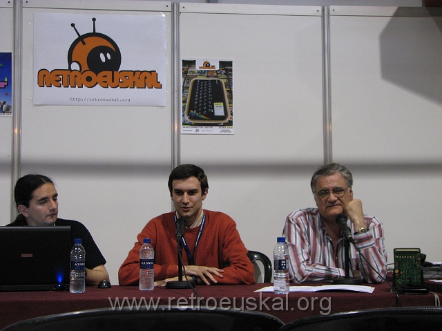 RetroEuskal08_en_Lleida_lan_Party 020.jpg - [es]De izquierda a derecha: Javier Vispe (moderador), Miguel Ángel Horna (desarrollador de emuladores de recretivas) y Javier Valero (fundador de Gaelco)
[en]From left to right: Javier Vispe (moderator), Miguel Ángel Horna (arcade machine emulators developer) and Javier Valero (Gaelco's founder)