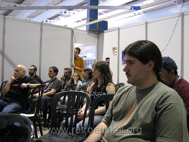 RetroEuskal08_en_Lleida_lan_Party 032.jpg - [es]El público que acudió a disfrutar de la mesa redonda
[en]The audience is listening
