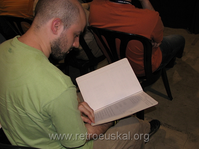 RetroEuskal08_en_Lleida_lan_Party 069.jpg - [es]Echando un ojo al "cuaderno rojo 3D" de Gaelco
[en]Taking a view over "Gaelco's 3D red notepad"