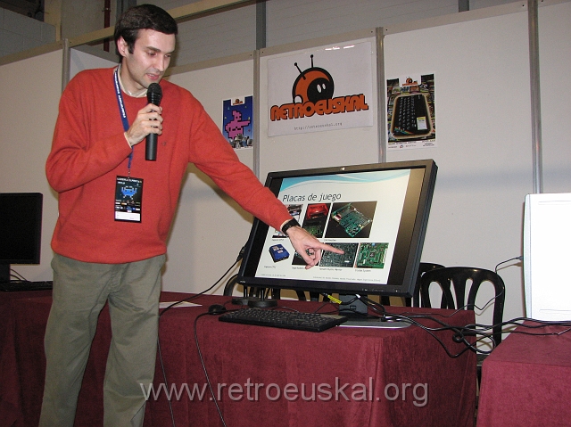 RetroEuskal08_en_Lleida_lan_Party 124.jpg - [es]Toda una labor de ingeniería inversa y arqueología técnica
[en]A real inverse engineering and technical archeology task