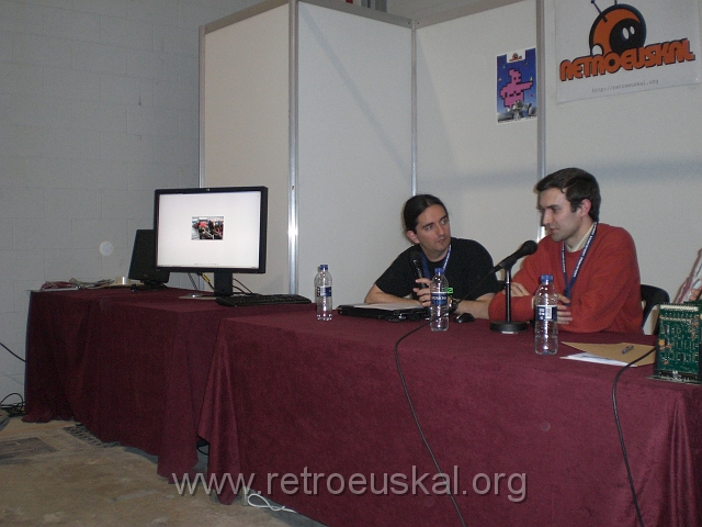 cimg0579.jpg - [es]La mesa redonda estuvo acompañada de fotografías alusivas
