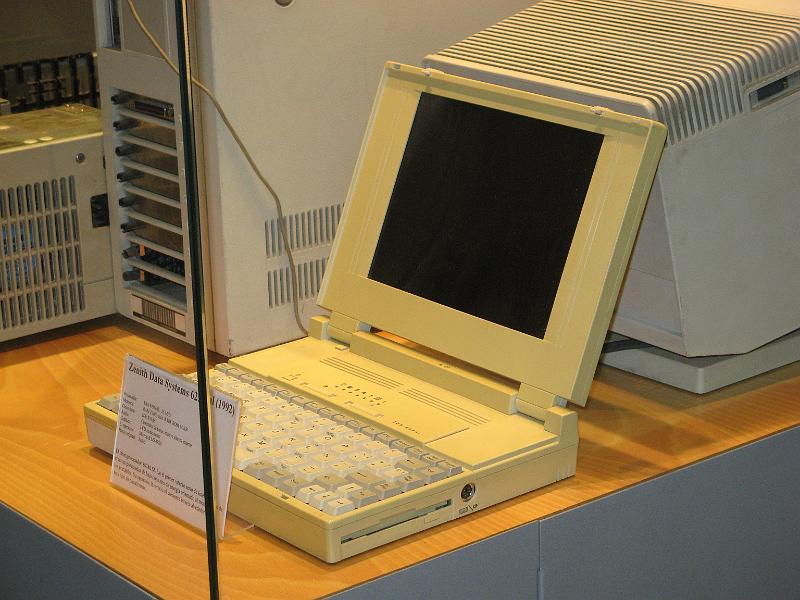066.JPG - Un pc portatil atribuido a Concha Piquer