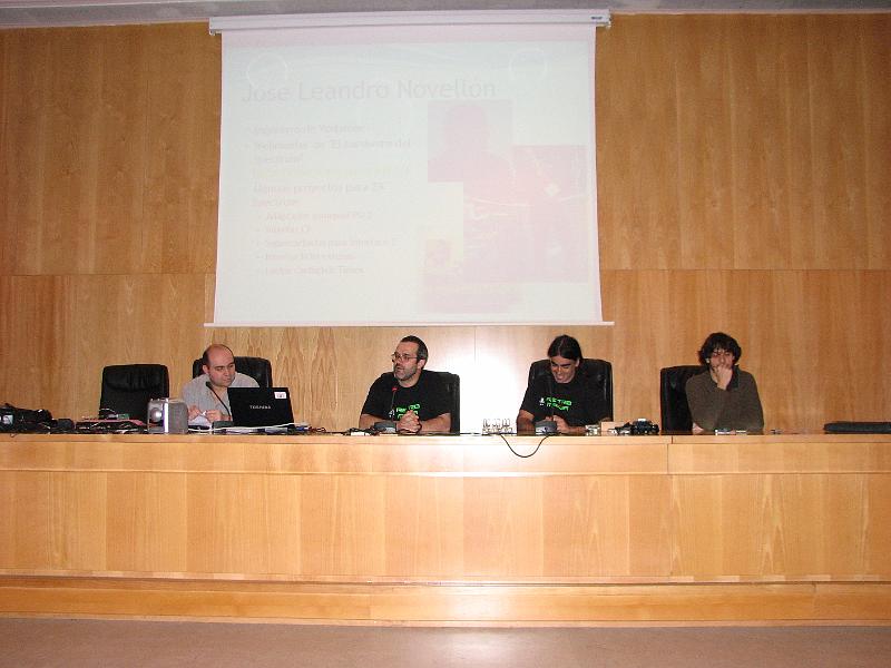 130.JPG - Mesa redonda: Tres hombres y un soldador