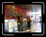 Un panel de vidrio proteg�a a las vitrinas que proteg�an a las m�quinas...