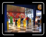 Vistazo general del hall: m�quinas de venta de entradas y la exposici�n